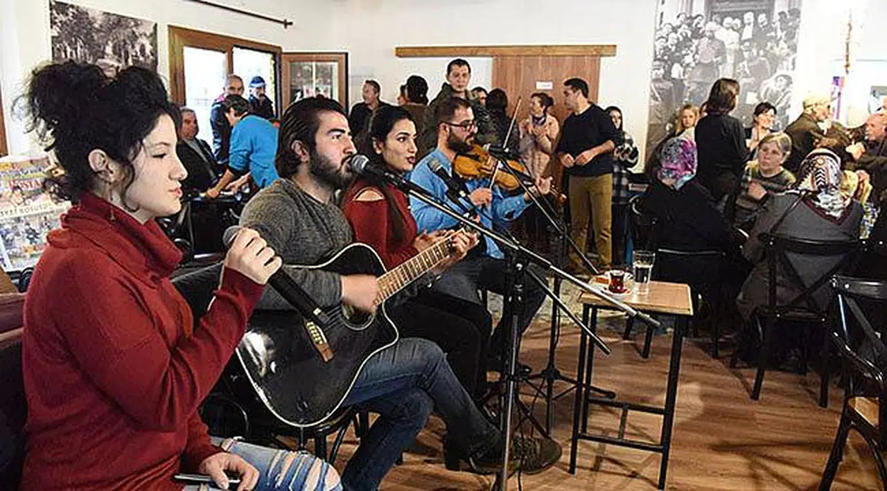 Bornovalı Gençler Büyükleri İçin Çaldı