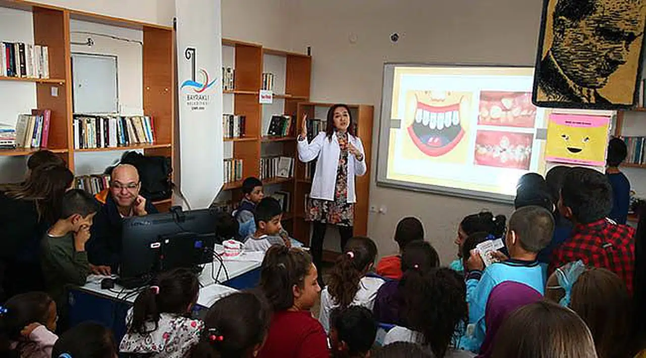 Çocuklara Diş Fırçalama Eğitimi