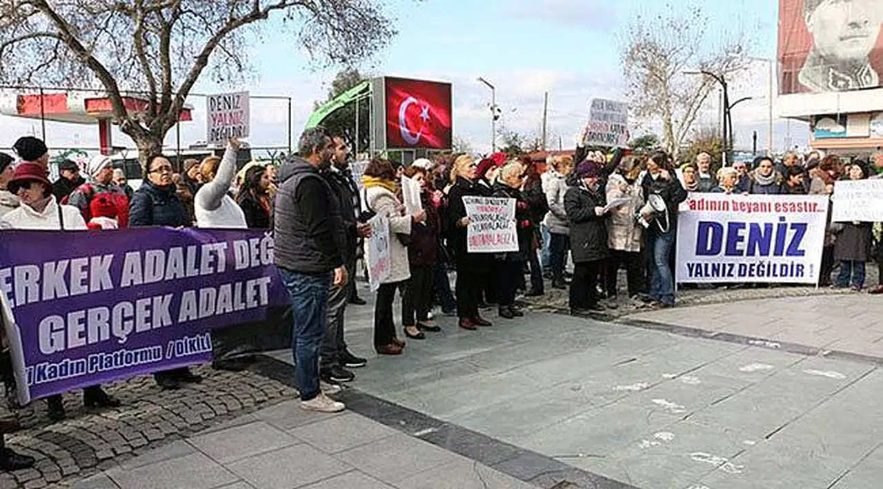 Dikili’de Kadınlar Tacize Karşı Sokaktaydı