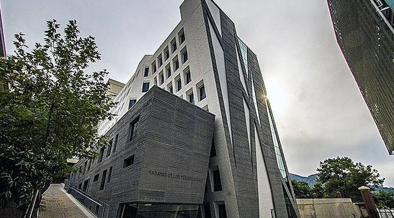 İzmir Ekonomi'ye 'En İyi Eğitim Binası' Ödülü Verildi