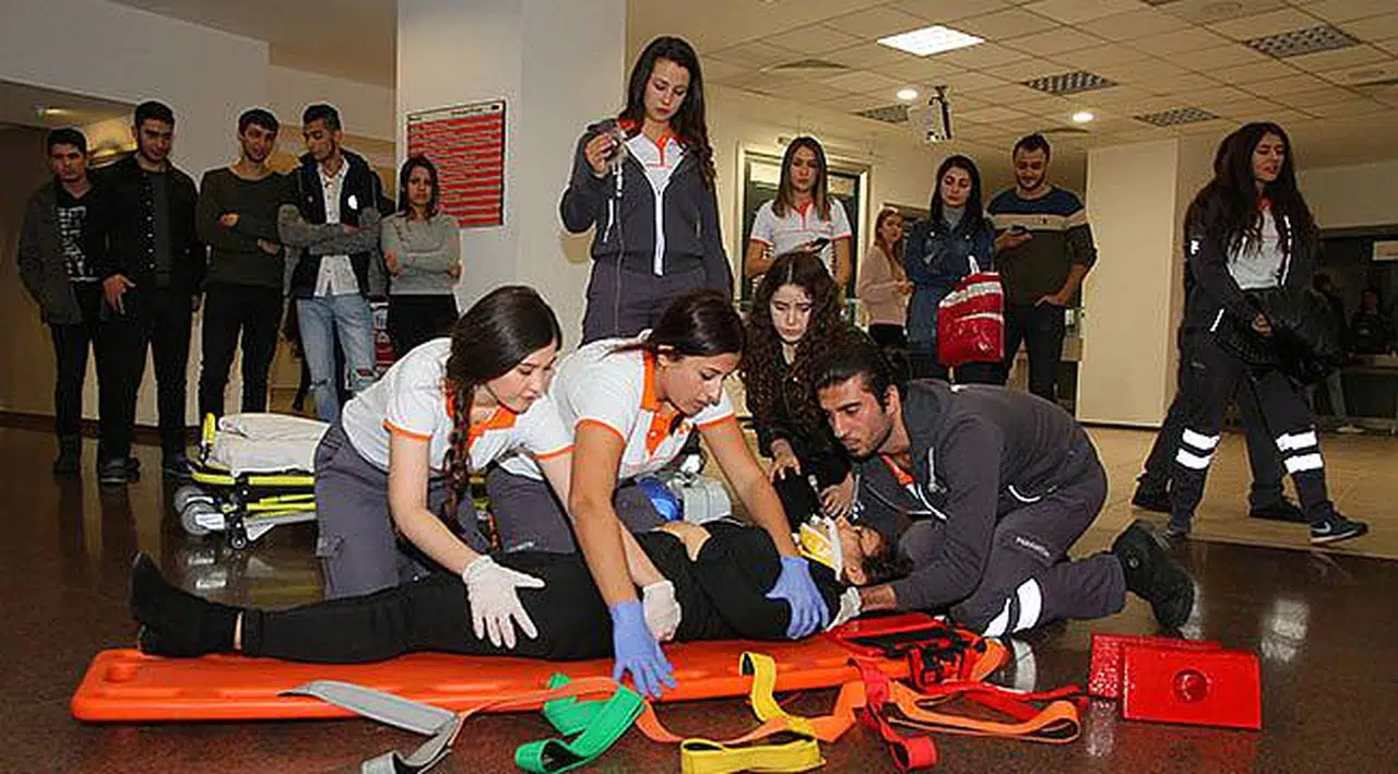İzmir Ekonomili Paramedikler Hayat Kurtarıyor!