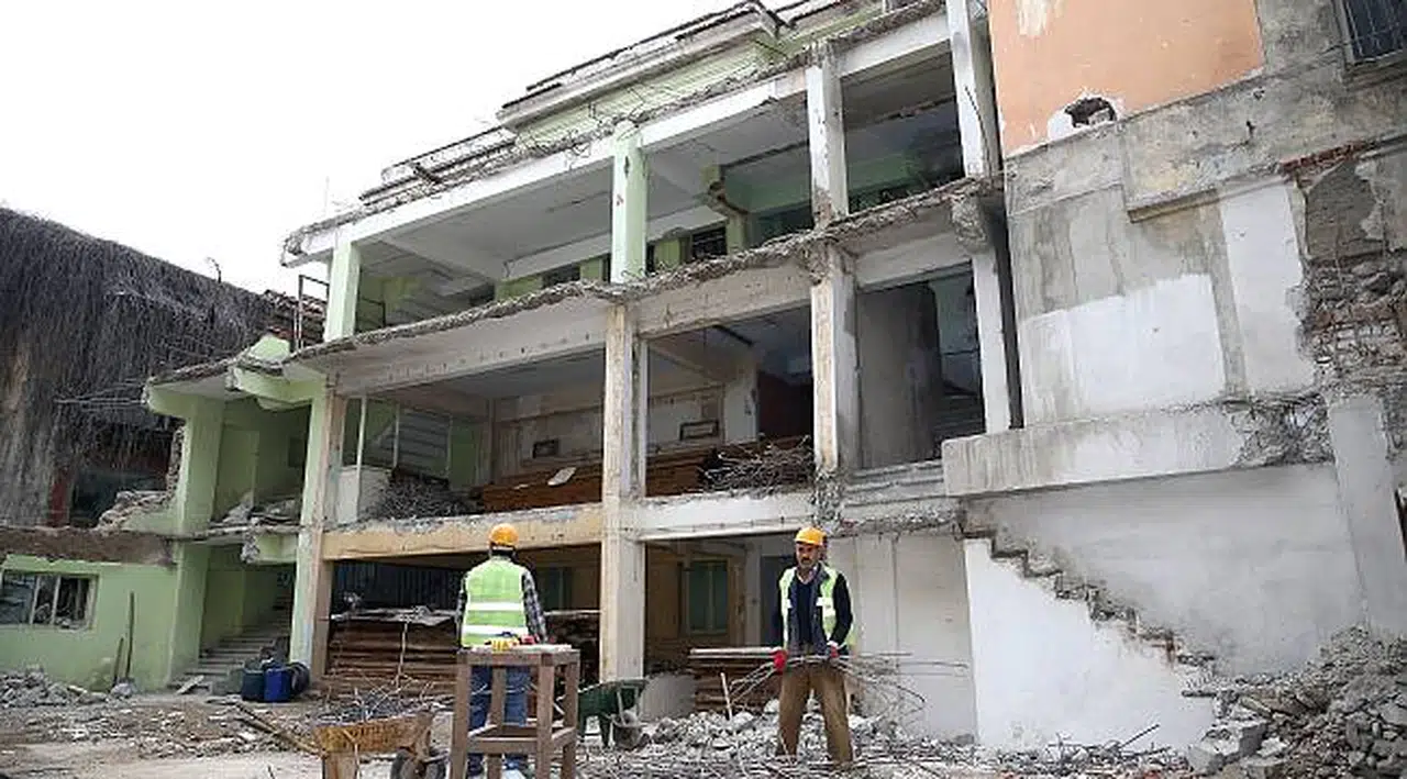 Kaçak bina yıkıldı tarihi sarnıç ortaya çıktı