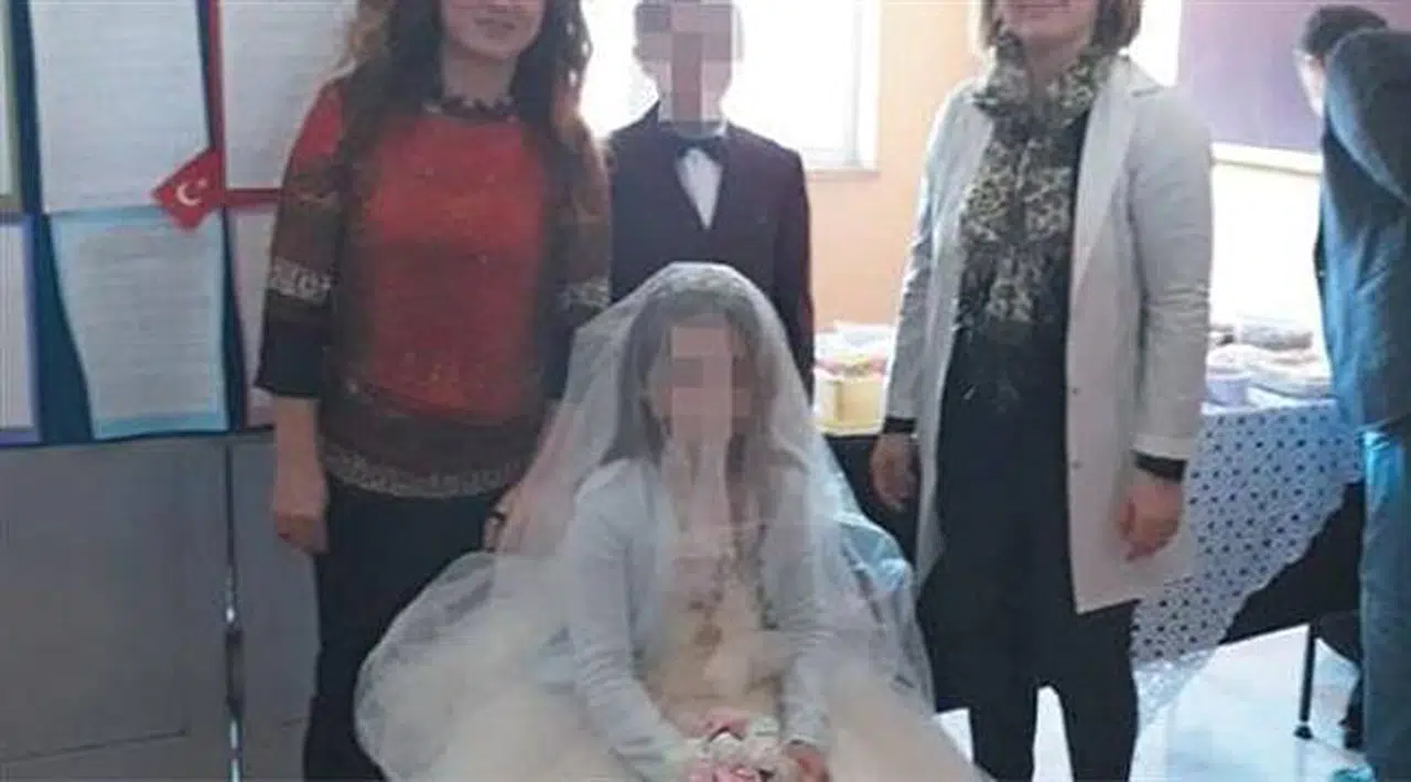 Ortaokul Öğrencilerine Derste 'Düğün': Öğretmenler Para Taktı