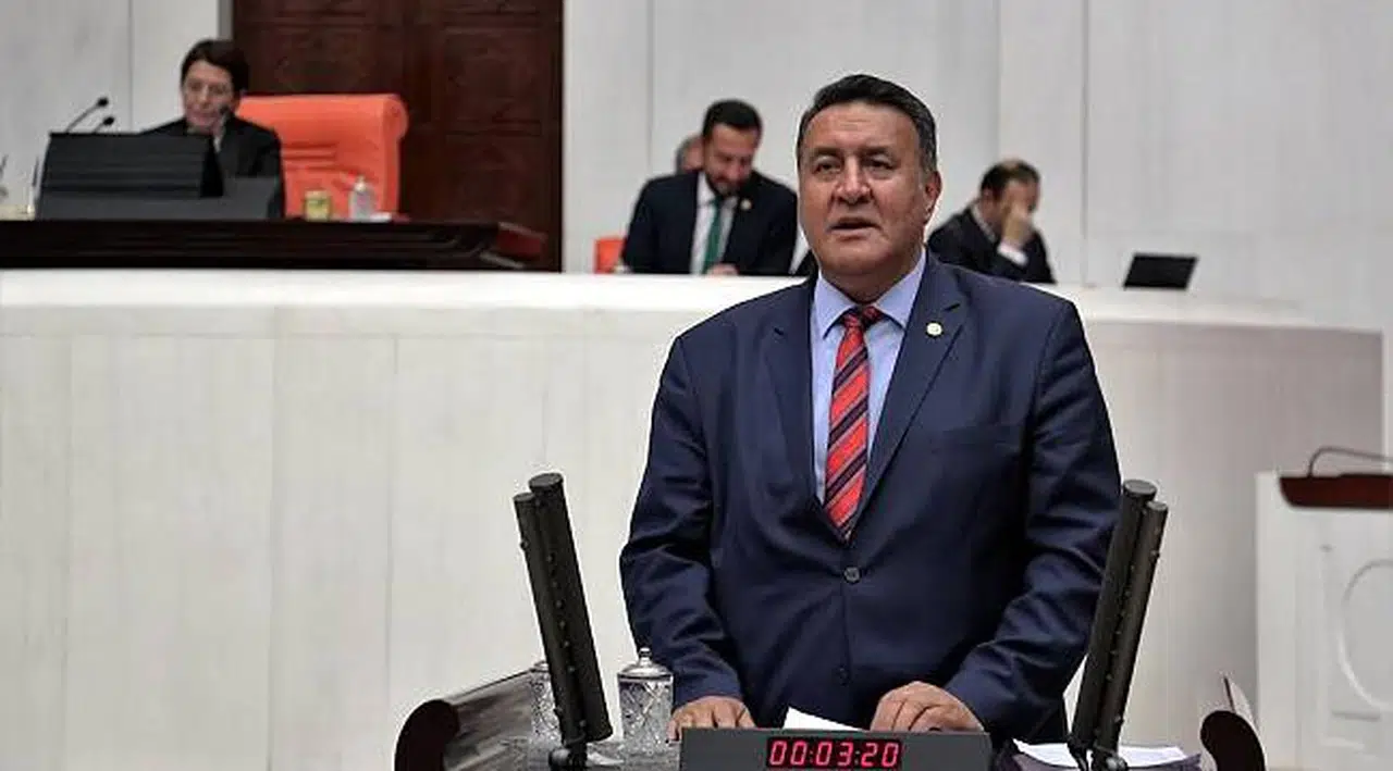 CHP Milletvekili Ömer Fethi Gürer,  köylerde halı sahalar için sağlık önlemi alınıyor mu?” diye sordu.  Bakan Bak Resmi Maçlarda alındığını açıkladı