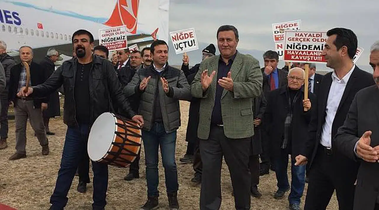 Niğde’nin 23 yıllık hasreti ‘bitti’: CHP boş arazideki ‘hava alanı’na ‘uçak’ indirdi