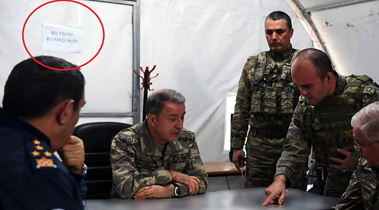 Hulisi Akar'ın arkasındaki yazı dikkat çekti...