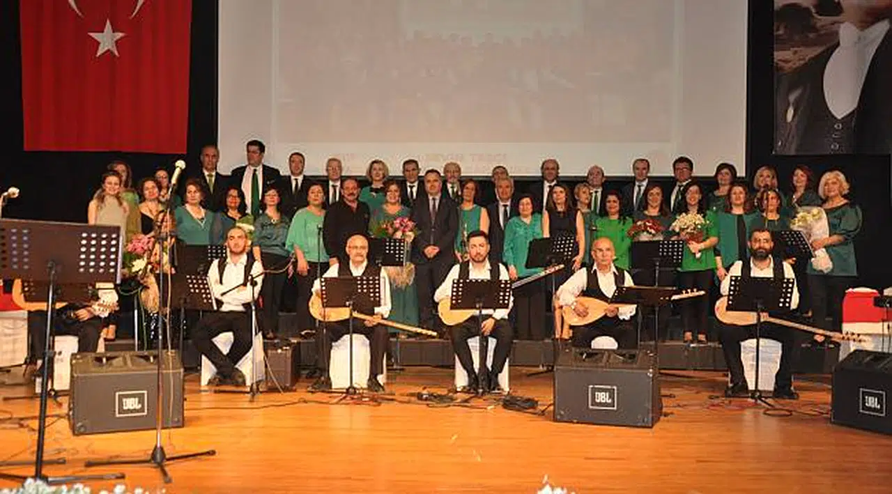 ADLİYE KORİDORLARINDAN SAHNEYE