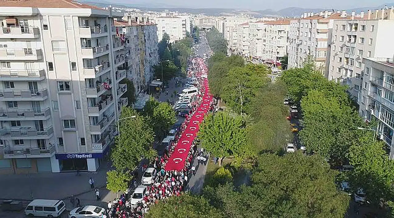 BAYRAKLI'DA BİNLERCE KİŞİLİK KORTEJ YÜRÜYÜŞÜ