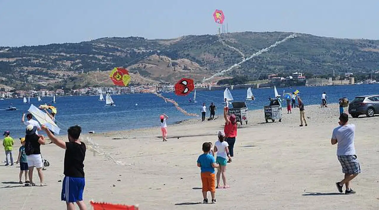 FOÇA’DA UÇURTMA ŞENLİĞİ