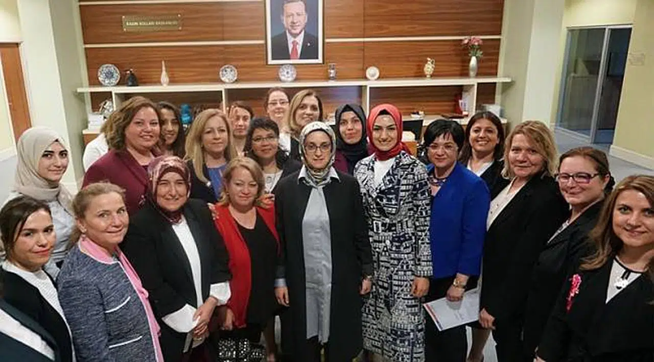 İzmir'de AK kadınların 23 başkanı tamam