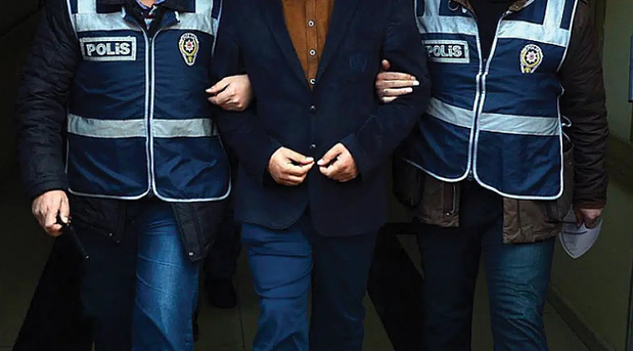 İzmir'de FETÖ operasyonu: Eski il başkanı da gözaltında