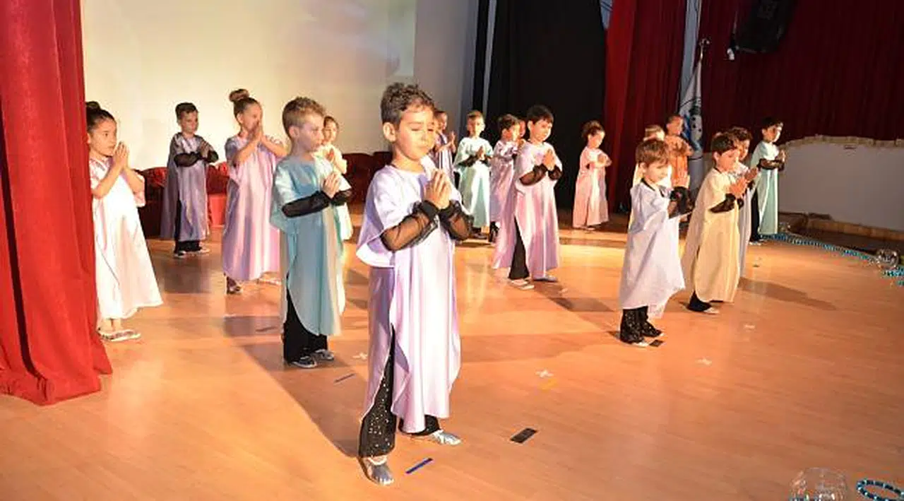 Çocuk evinde mezuniyet sevinci