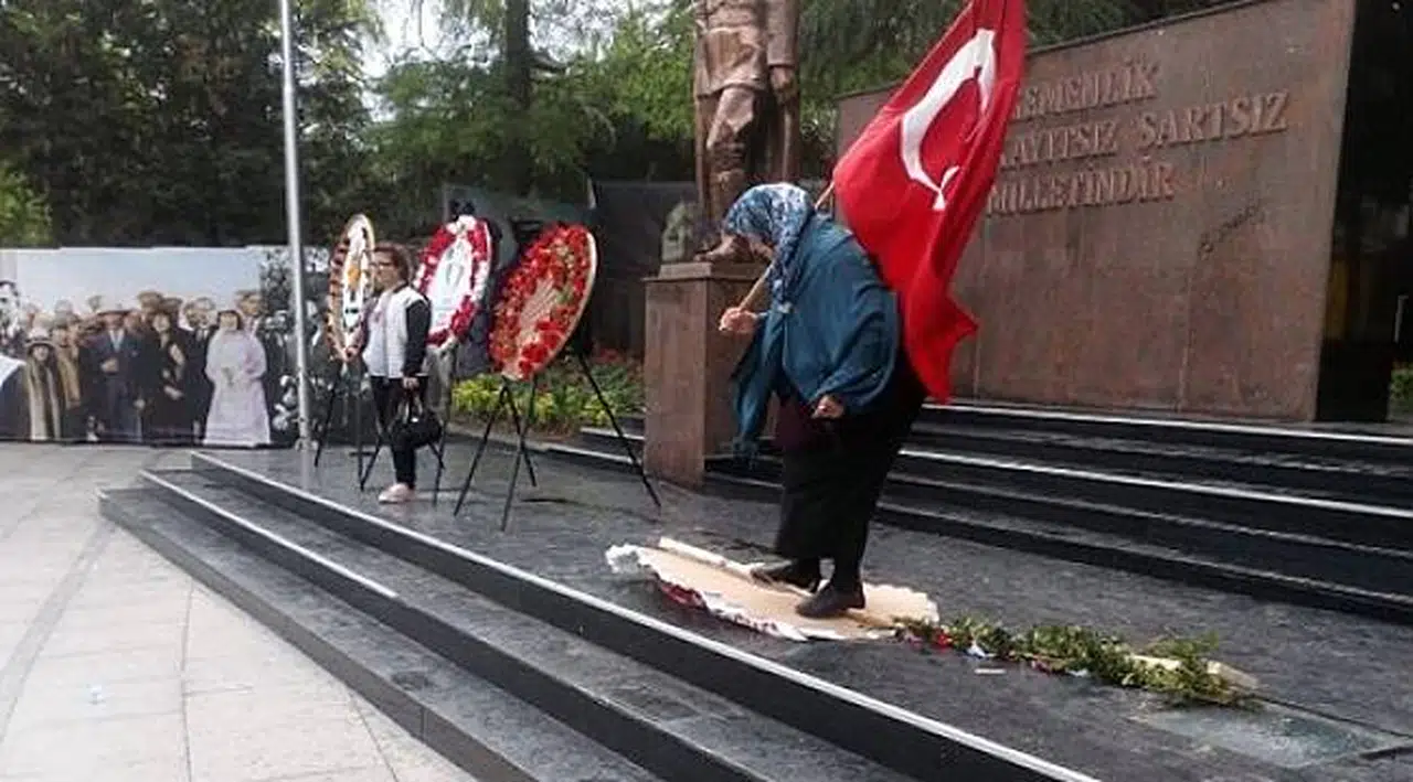 Tekirdağ'da bir kadın HDP ve CHP çelenklerine saldırdı