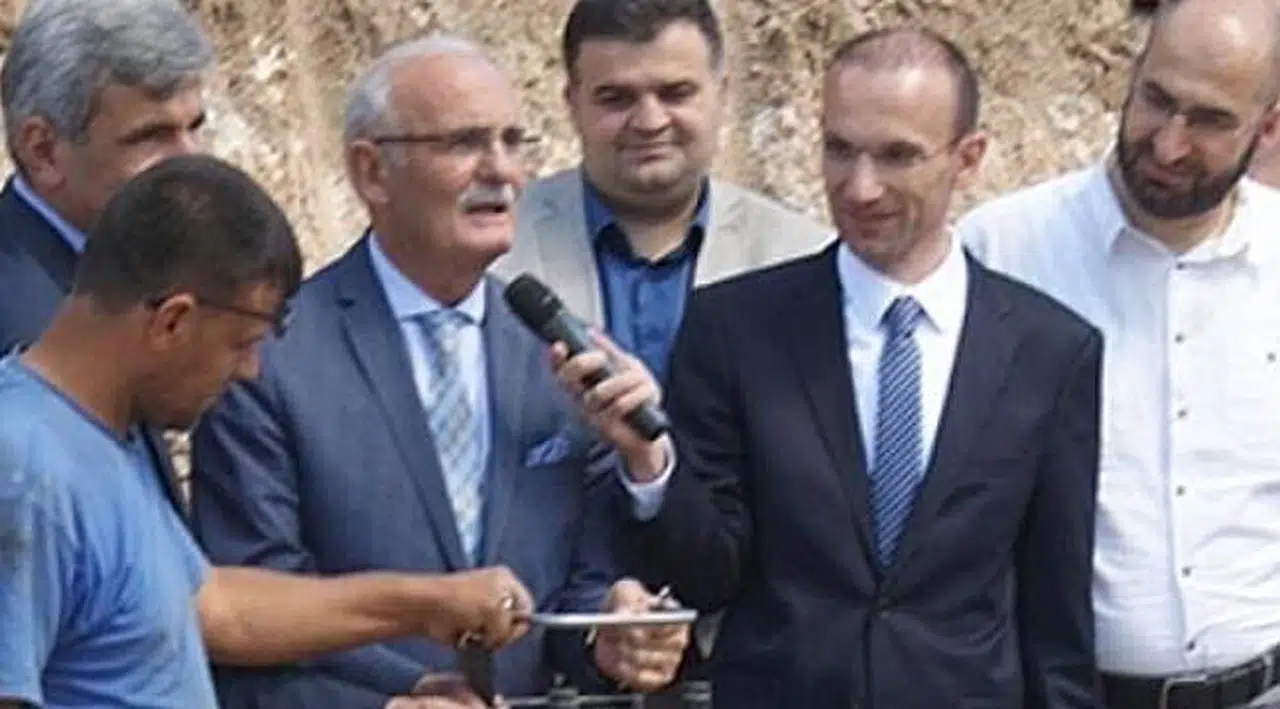 AK Partili milletvekili adayı açılışta konuştu, mikrofonu kaymakam tuttu