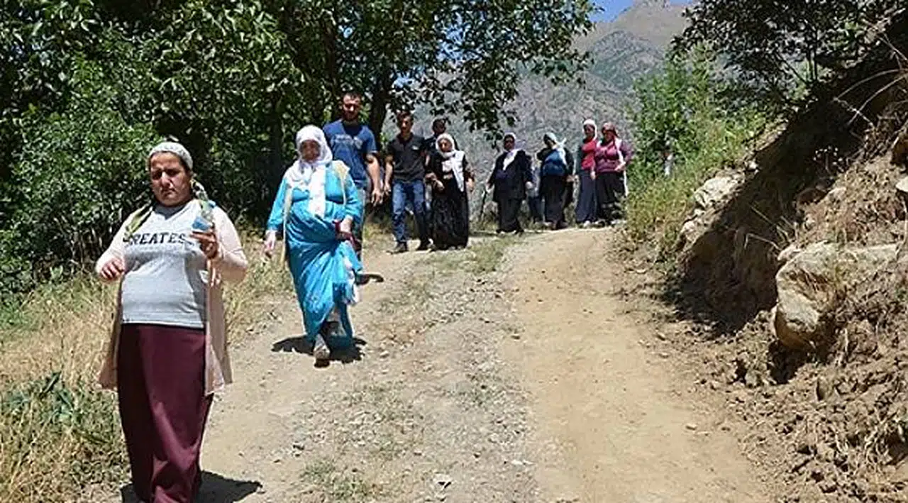 Demokrasi yolu; Hakkari'de oylarını kullanmak için 10 kilometre yürüdüler!