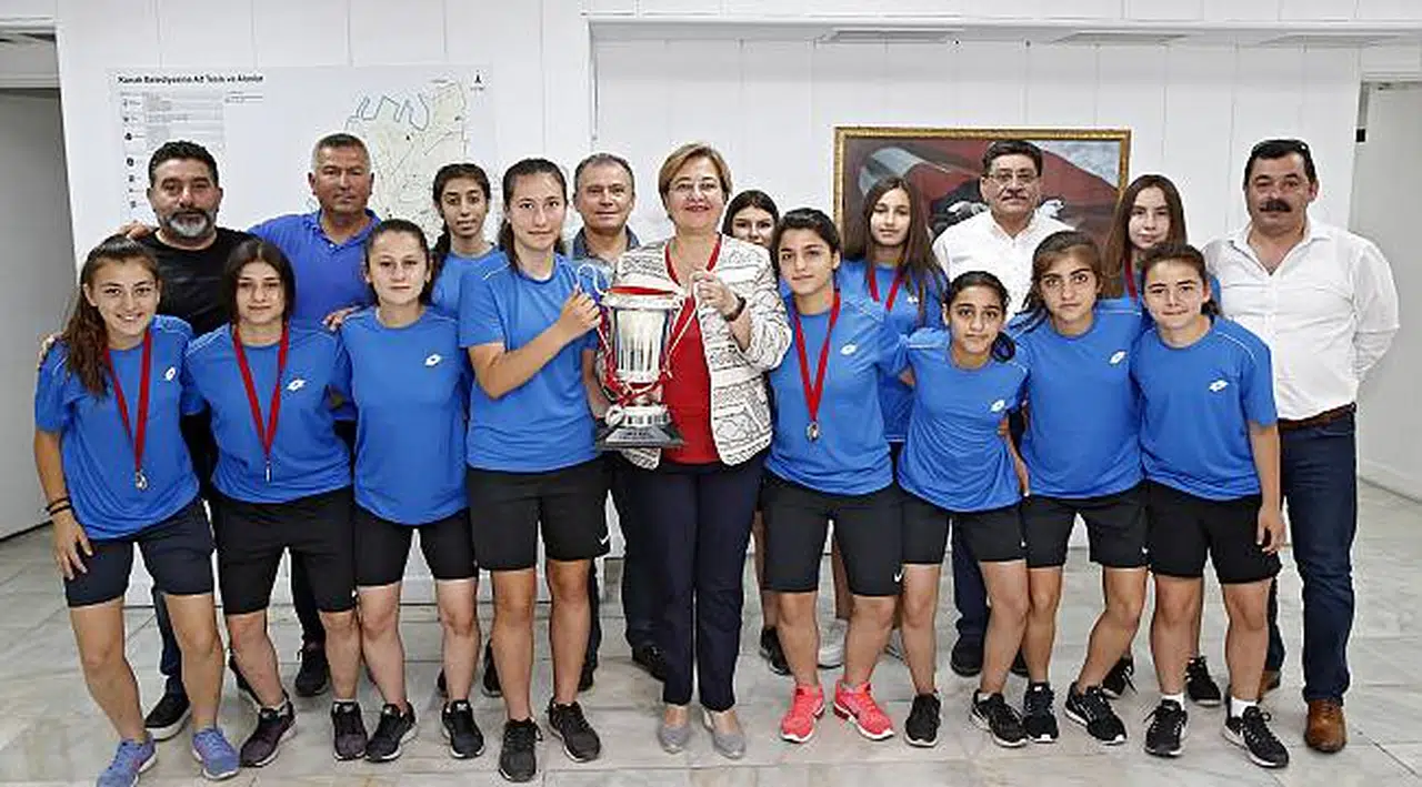 Kadın futbolunun lokomotifi Konak