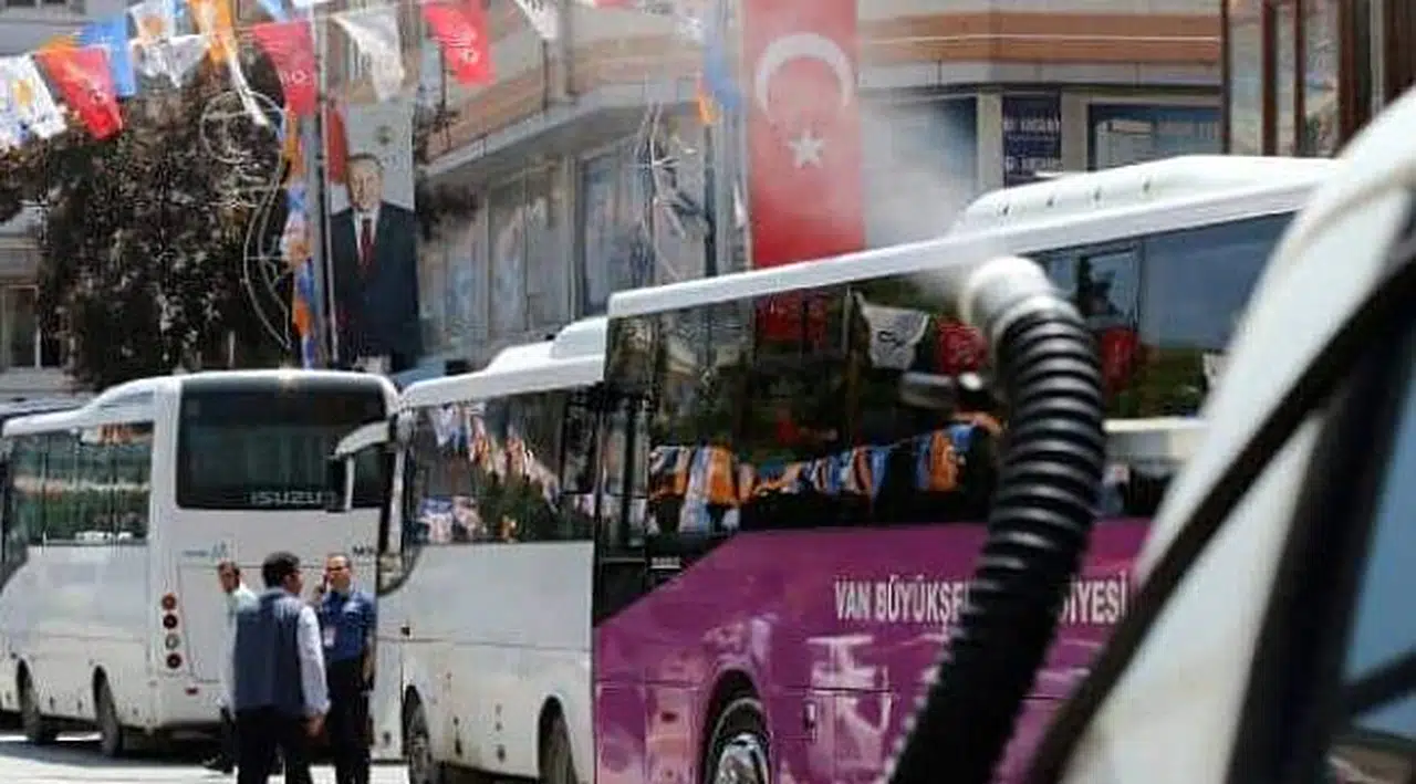 Kayyum vali, Erdoğan'ın geçeceği yollara gül suyu döktürdü