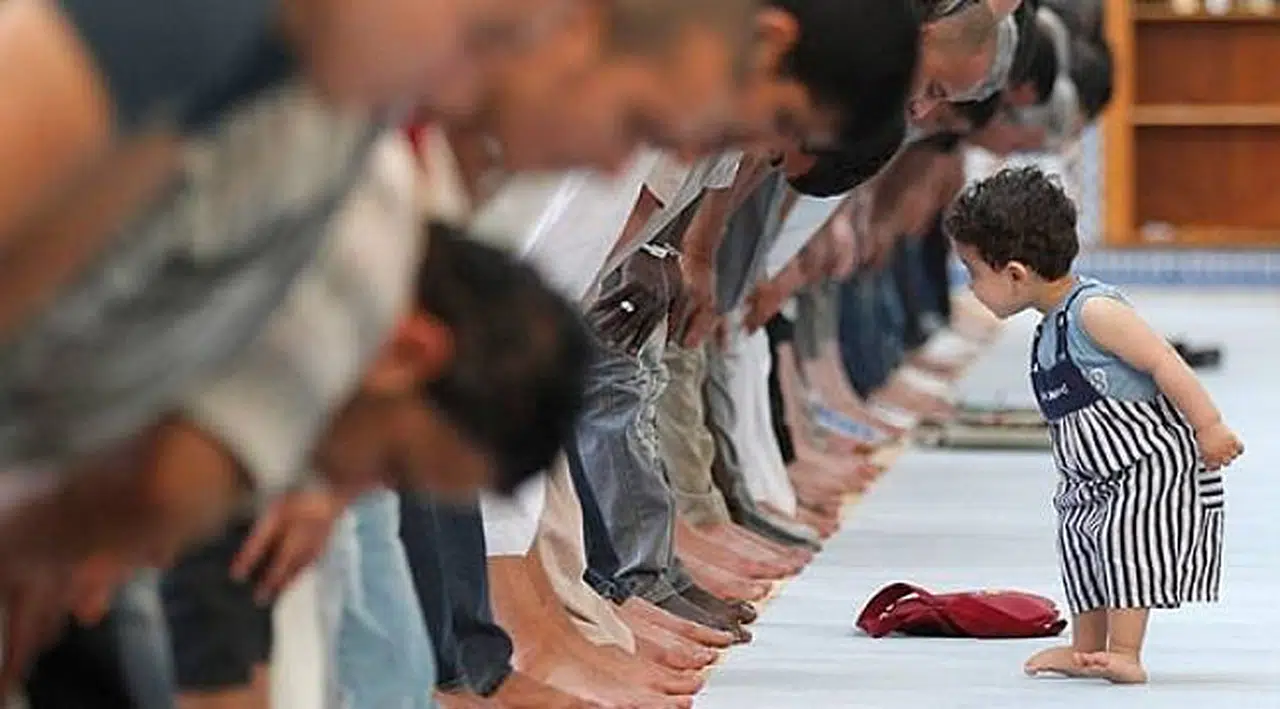 Yeni Şafak yazarı: Namaz kılınırken cep telefonundan gelen oynak bir hava, atmosferi ele geçiriyor!