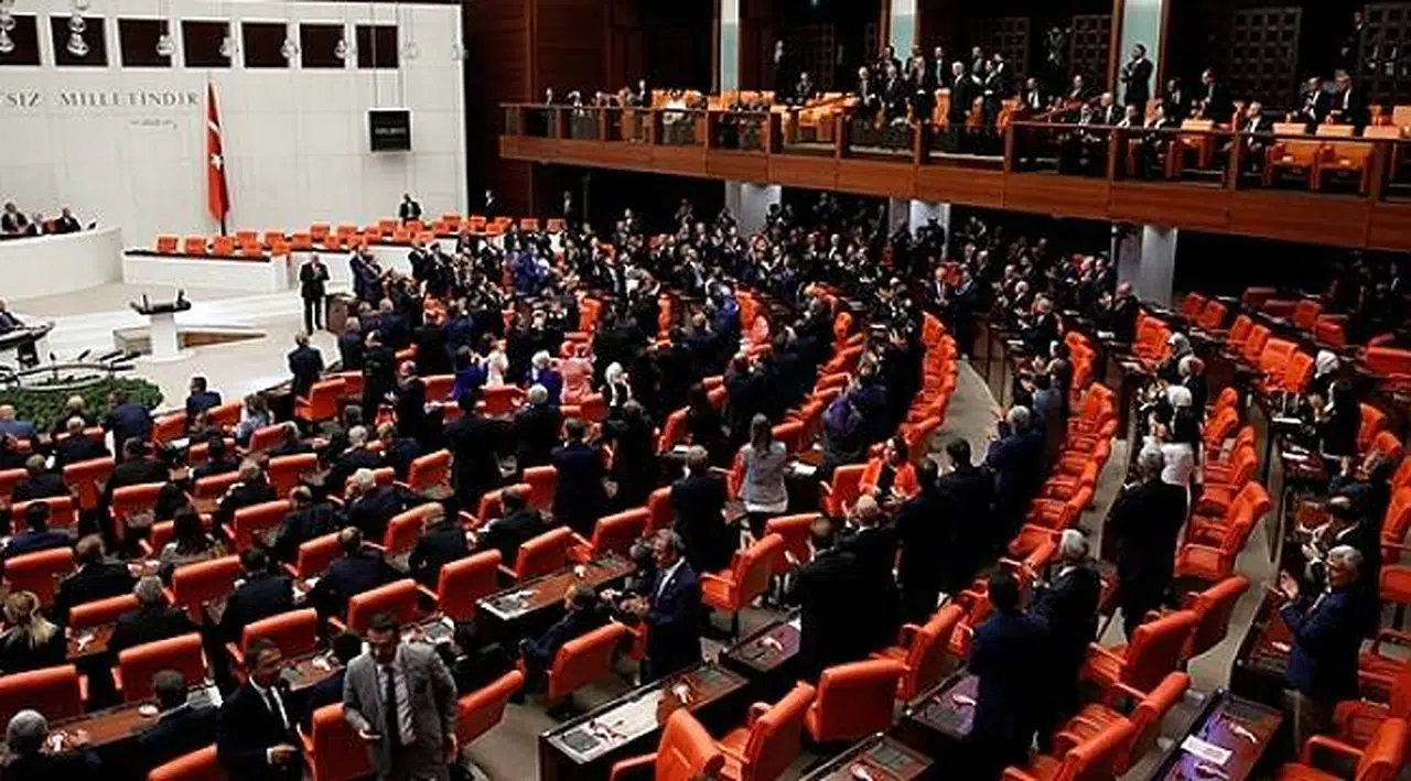 Kılıçdaroğlu ve Bahçeli salondan çıkmayınca CHP ve MHP'liler 10.5 saatlik yemin törenini tam kadro izledi