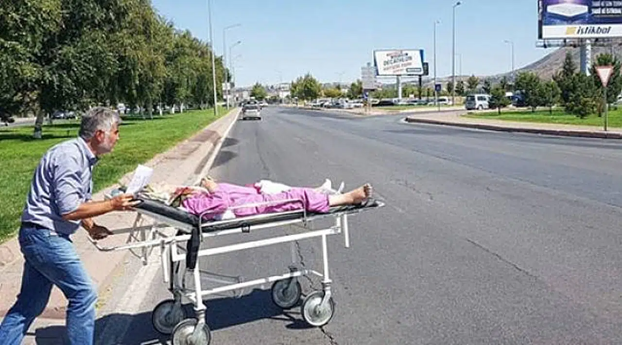 Ambulans verilmediğini iddia ettiği hastasını, sedyeyle götürmeye çalıştı