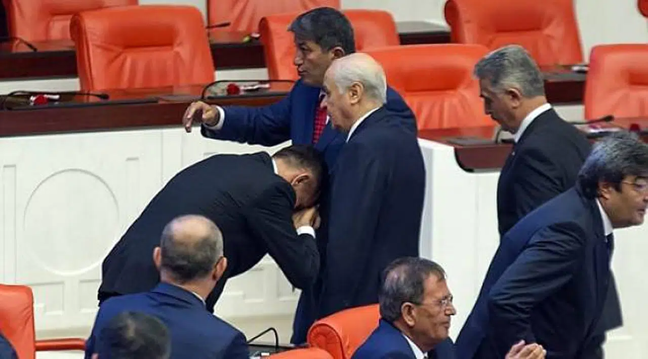 Bahçeli, elini öpen İyi Partili Arkaz'ı MHP'ye davet etti