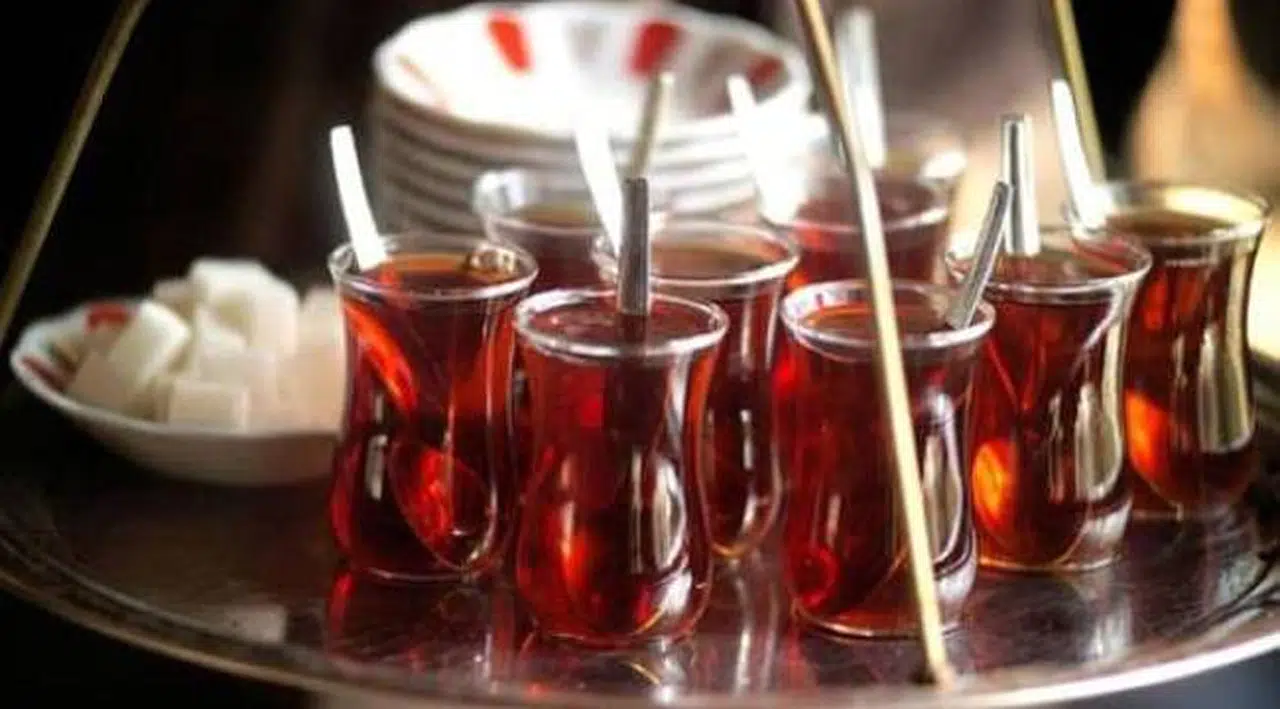 Başkan isyan etti: 18 liraya ince belli bardakta çay satanı ihbar edin