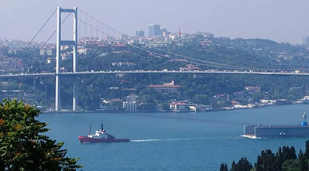 İstanbul Boğazı, gemi geçişlerine kapatıldı