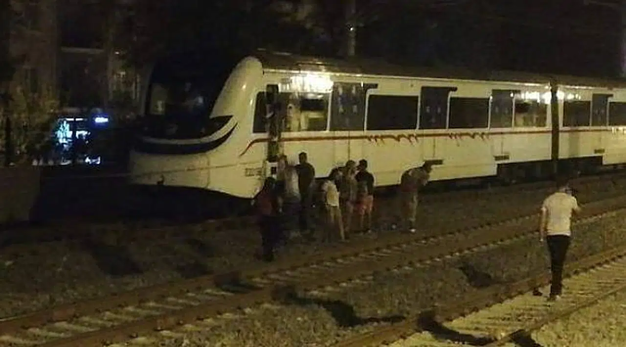 İzmir'de tren raydan çıktı, faciadan dönüldü