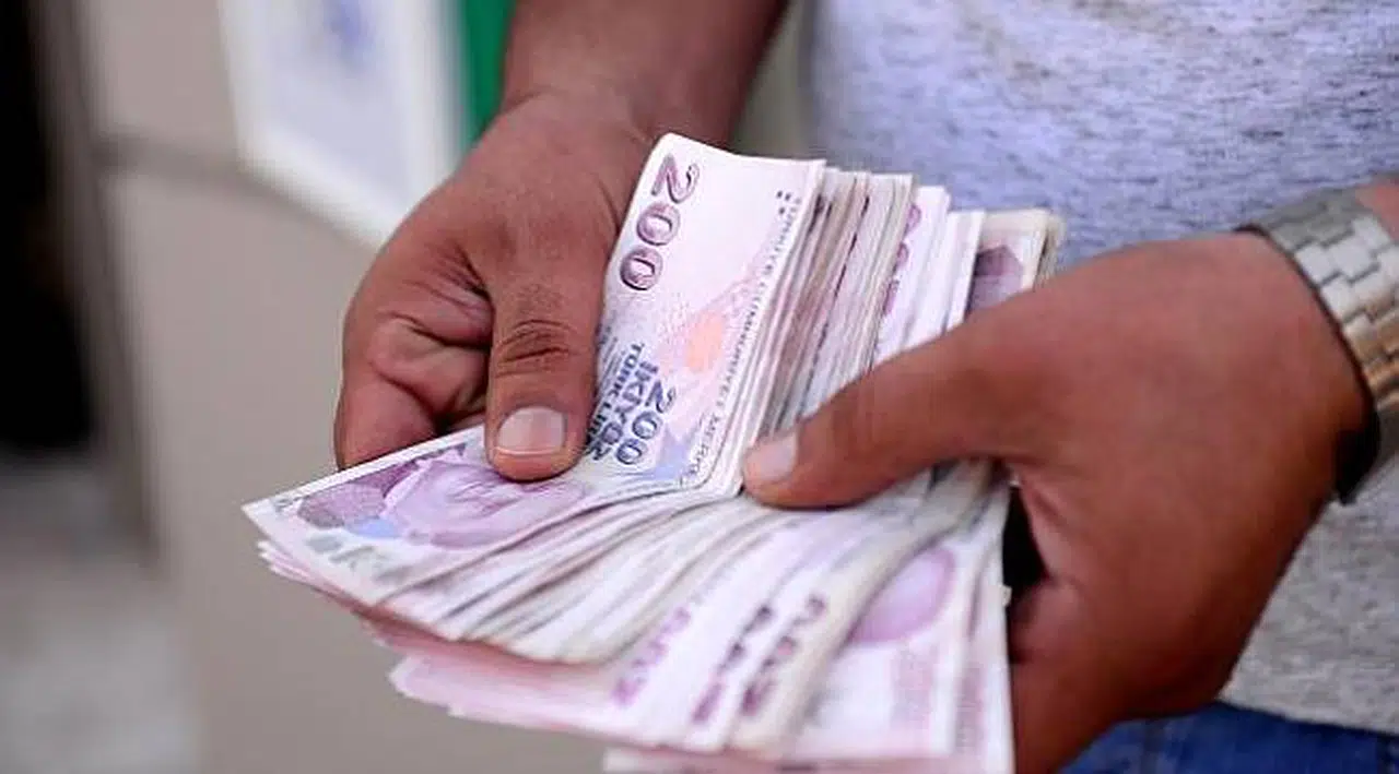 ATM'de bulduğu 7 bin 800 lirayı sahibine teslim etti