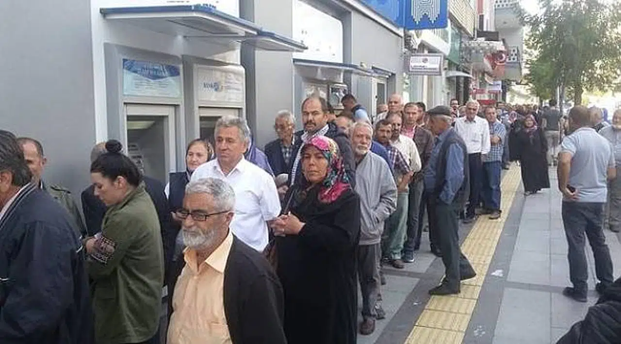 Emeklilerin metrelerce konut kuyruğu...