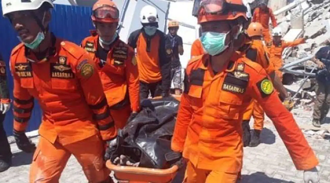 Endonezya'daki deprem ve tsunamide can kaybı 800'ü aştı