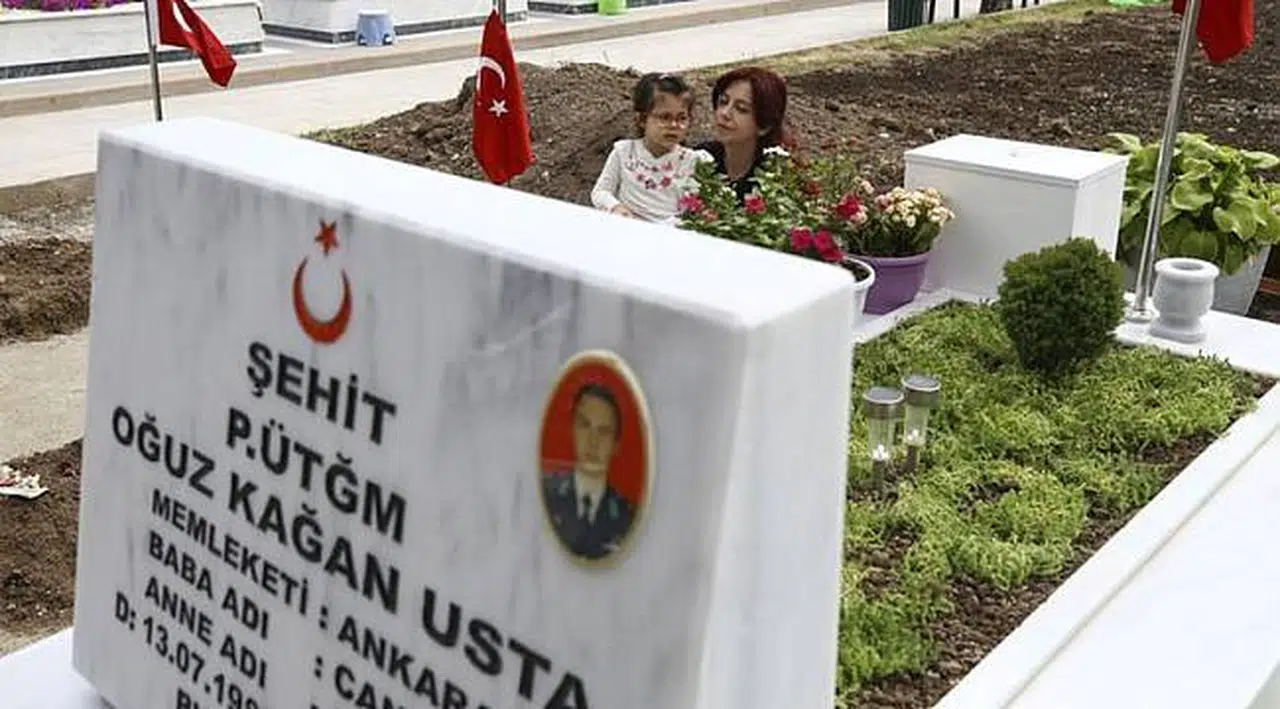 Eşinin katilleri yakalandı şehitliğe koştu