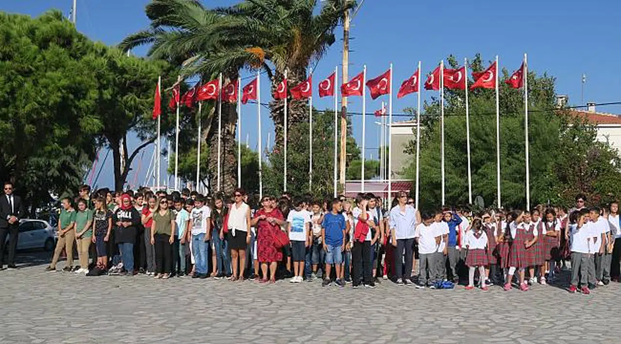 Foça'da ilk ders zili çaldı