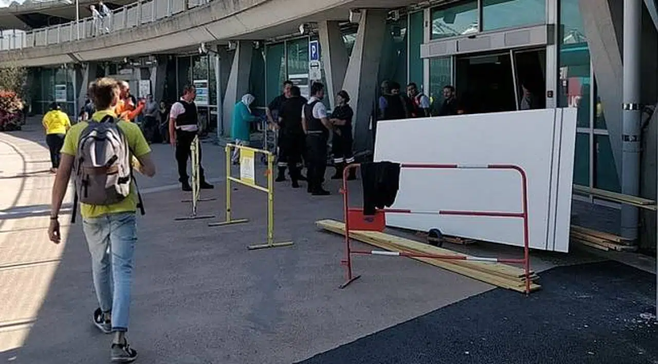Fransa'da panik: Araç havalimanı pistine girdi!
