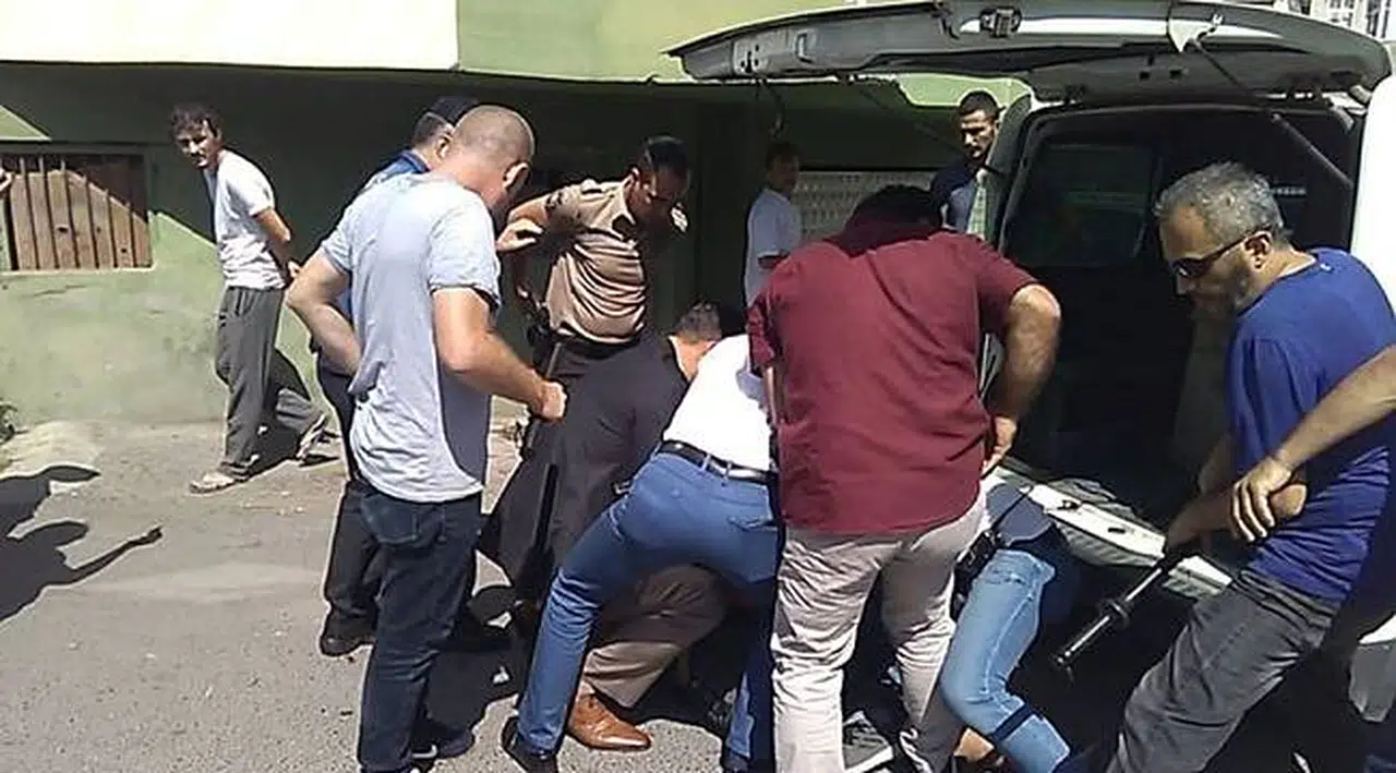 Gözaltına alınacağını anlayınca satırla intihara kalkıştı