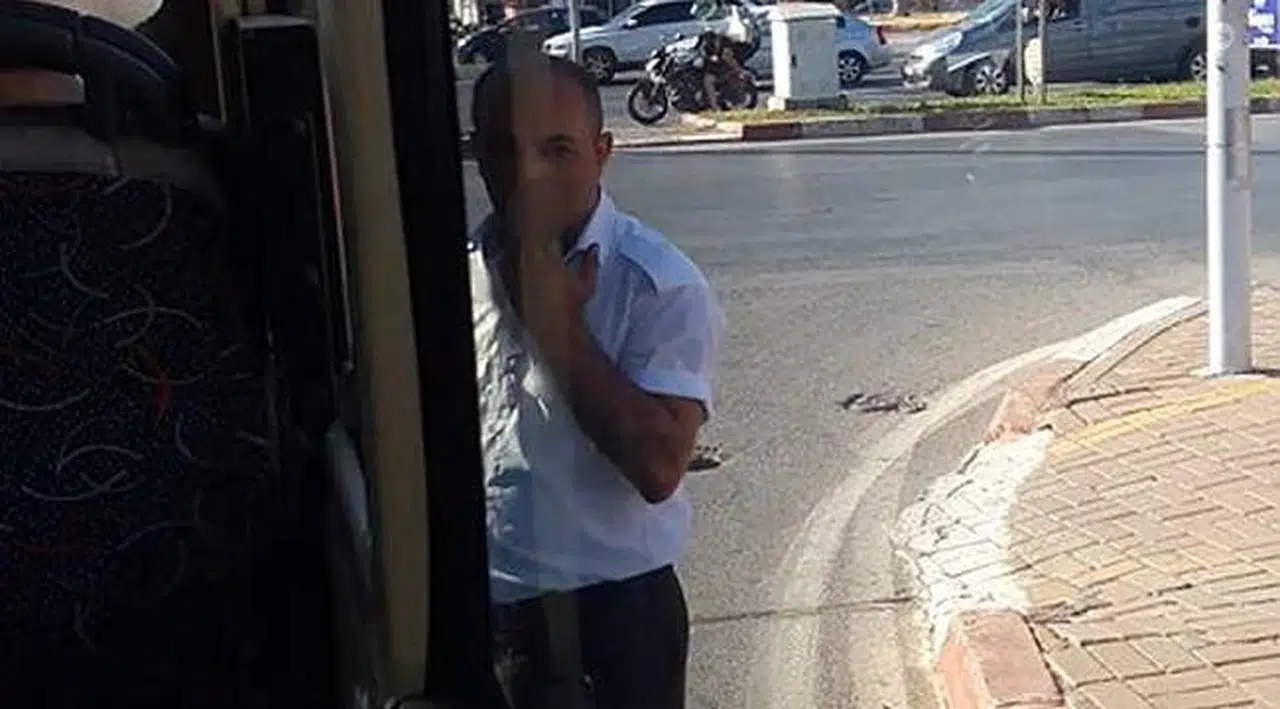 Halk otobüsü şoförü 80 saniyelik kırmızı ışıkta bunu yaptı!
