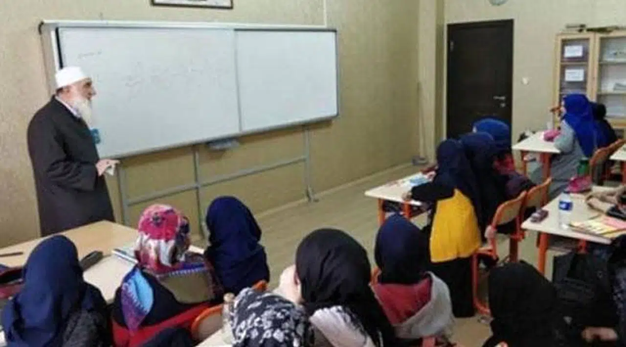 MEB'den "sarıklı cübbeli ders" iddialarına açıklama