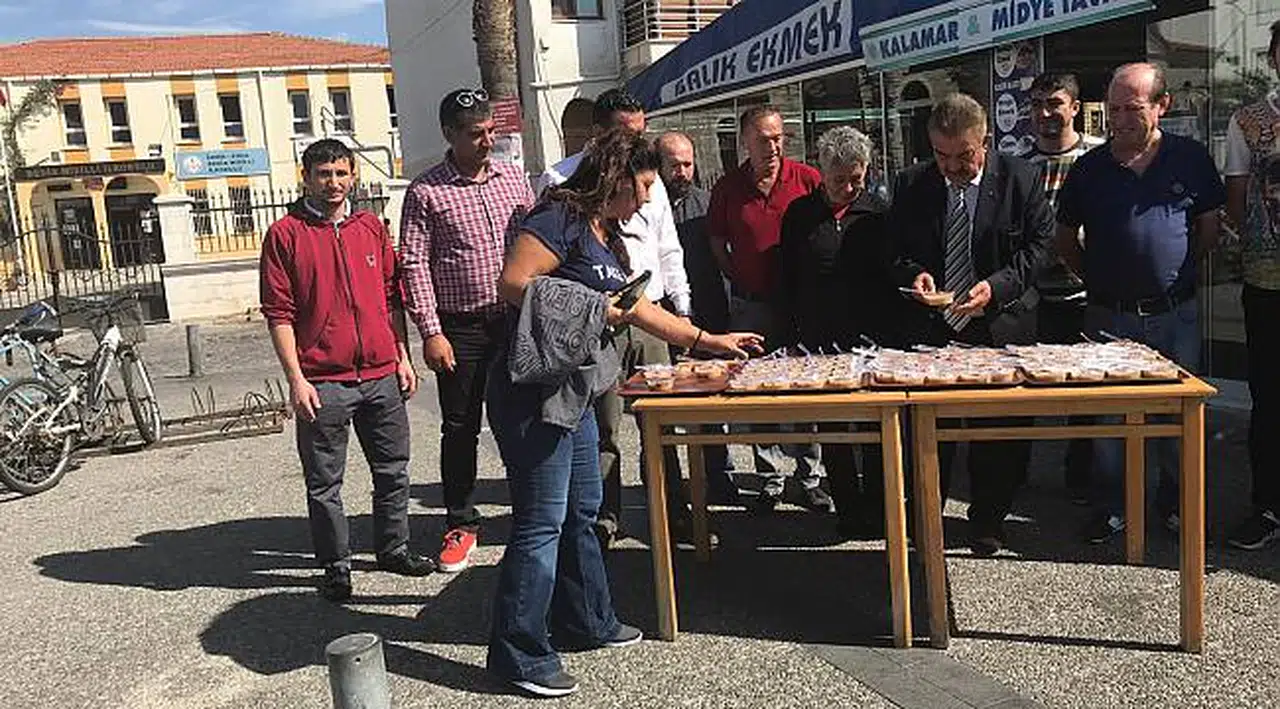 Miliyetçi Hareket Partisi Foça teşkilatı aşure dağıttı