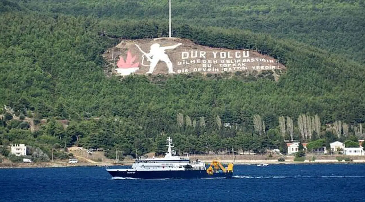 Rus kurtarma gemisi, Çanakkale Boğazı'ndan geçti