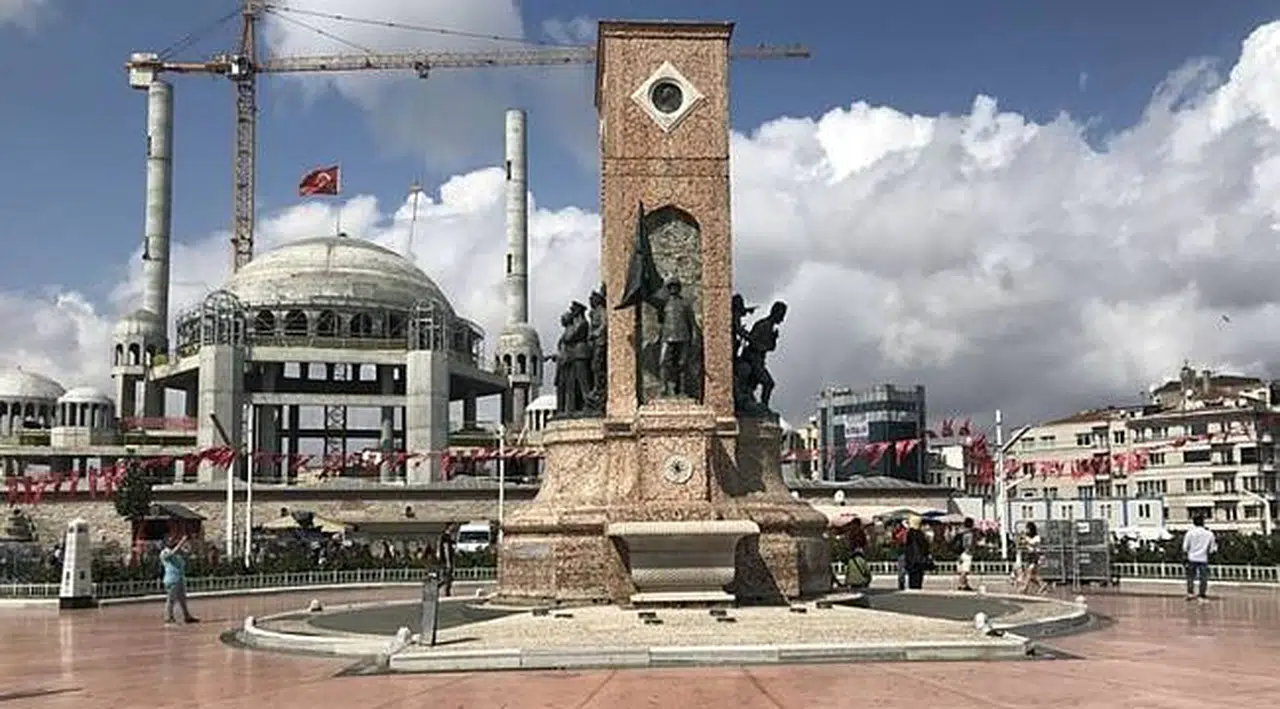 Taksim Cumhuriyet Anıtı'na büyük ayıp