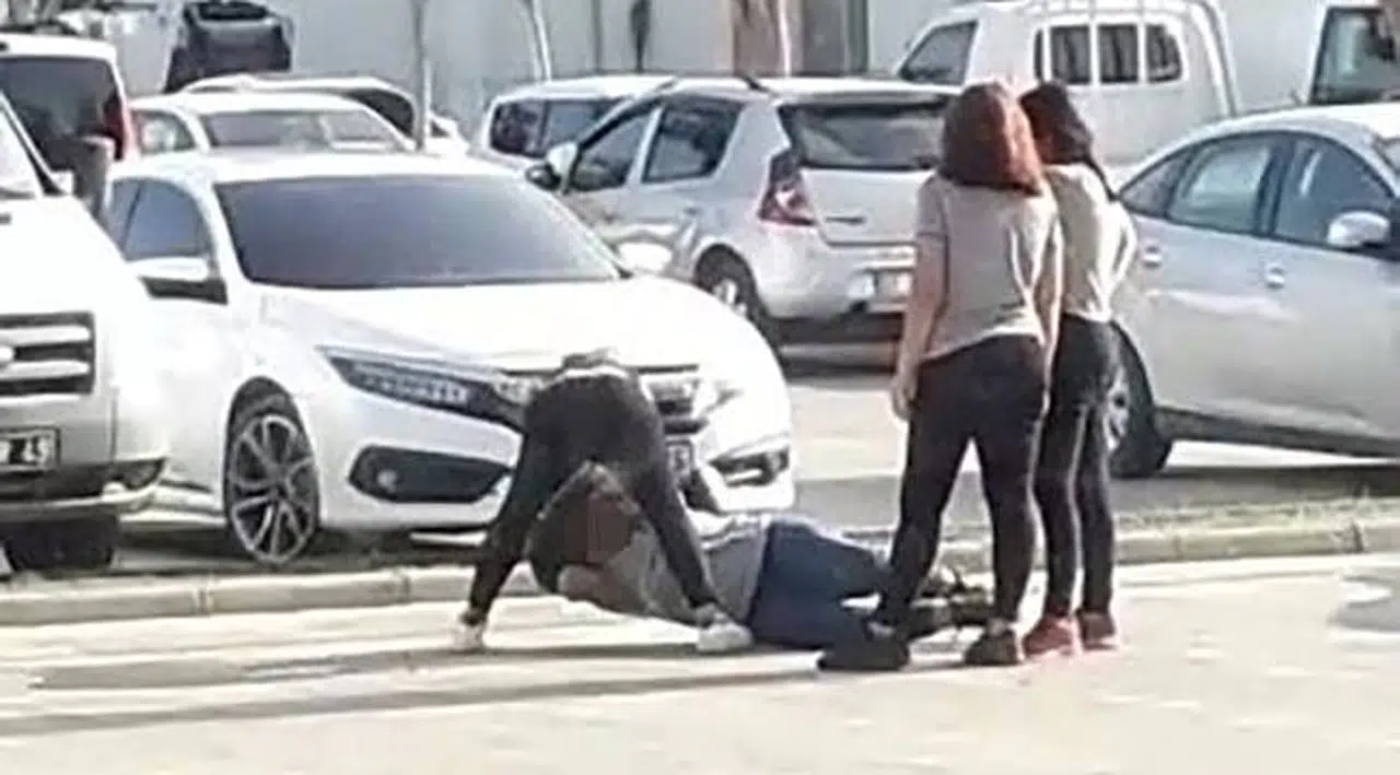 Antalya'da kızların kavgası dehşete düşürdü