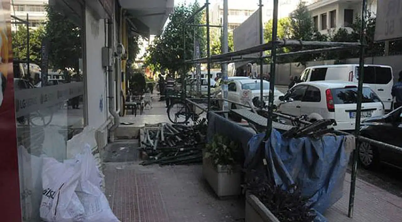 Boya yapılan binada demir iskele çöktü: 1 ölü, 1 yaralı