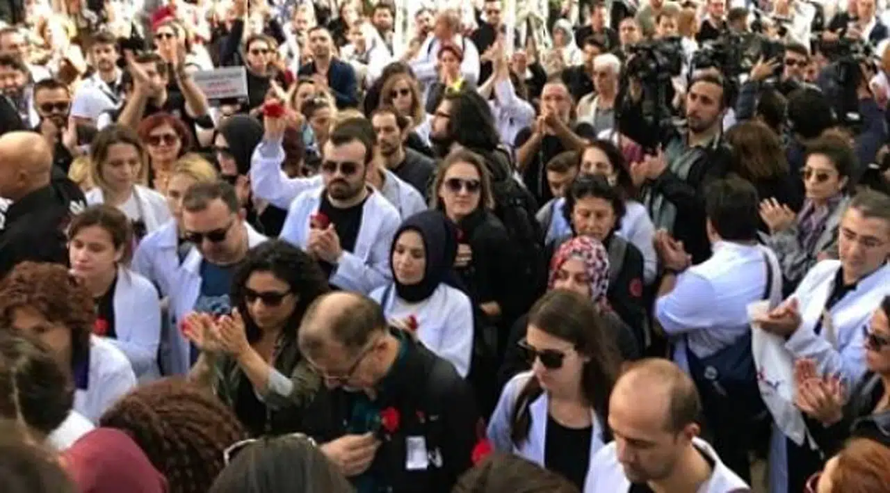 Doktorlardan 'Sessiz-Siyah Çığlık Yürüyüşü'