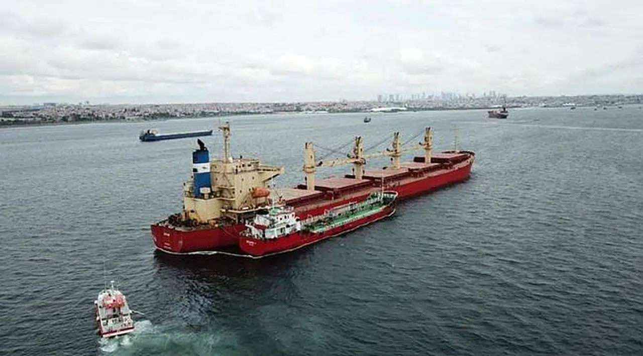 İstanbul'da geminin yakıtı denize taştı