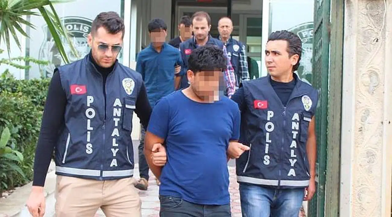 'Polis ve savcı' yalanıyla yaşlı kadını 100 bin TL dolandırdılar