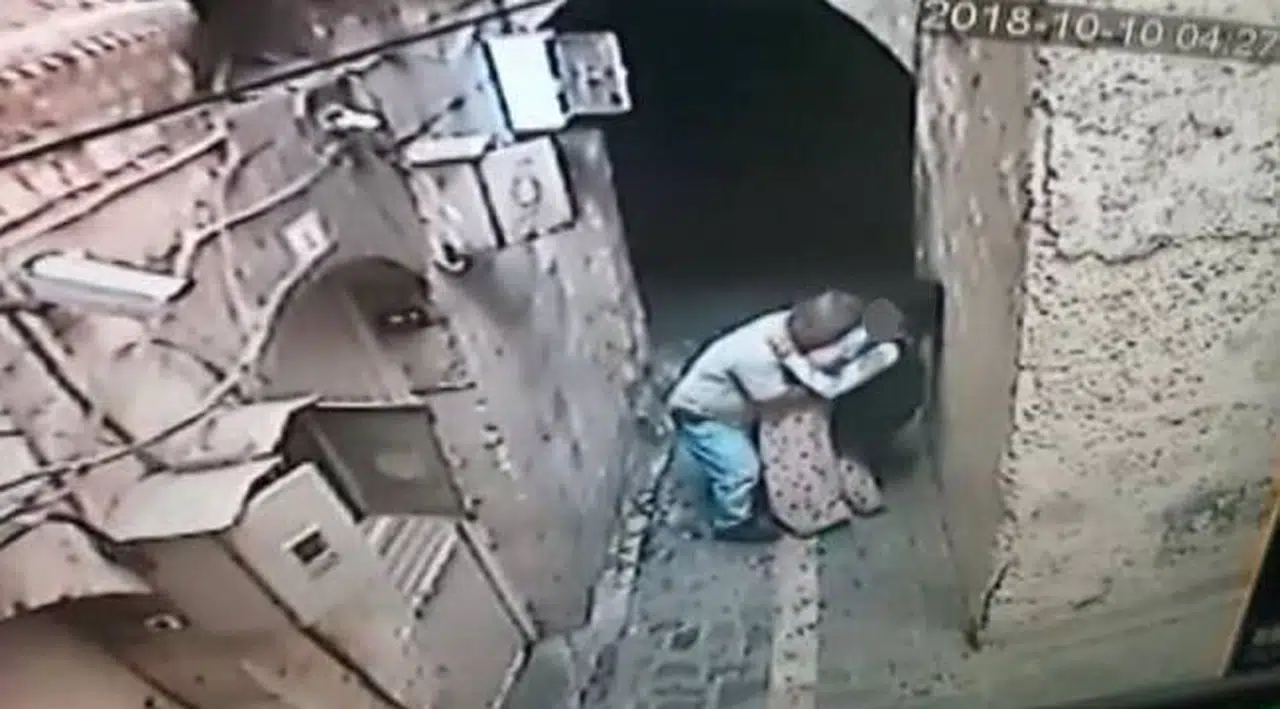 Sokakta durdurduğu engelli kızı taciz etti!