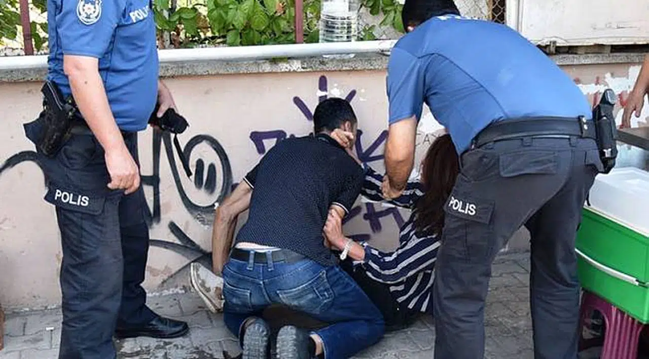 Sokakta yumrukladığı eşinin boğazına bıçak dayadı
