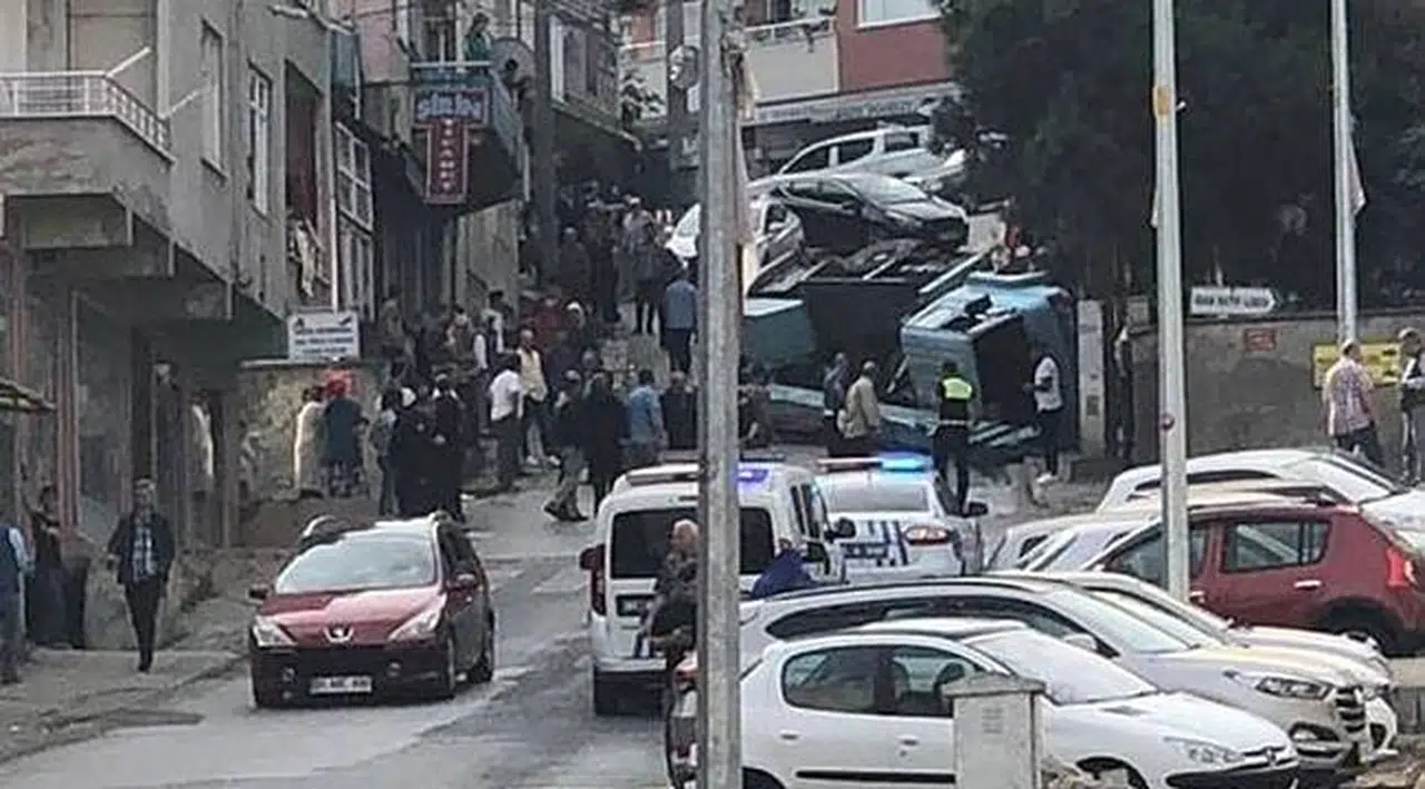 Trabzon'da freni boşalan vinç yola devrildi, kaza ucuz atlatıldı