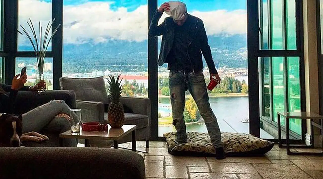 Ünlü rapçi uçakta klip çekerken düşüp hayatını kaybetti