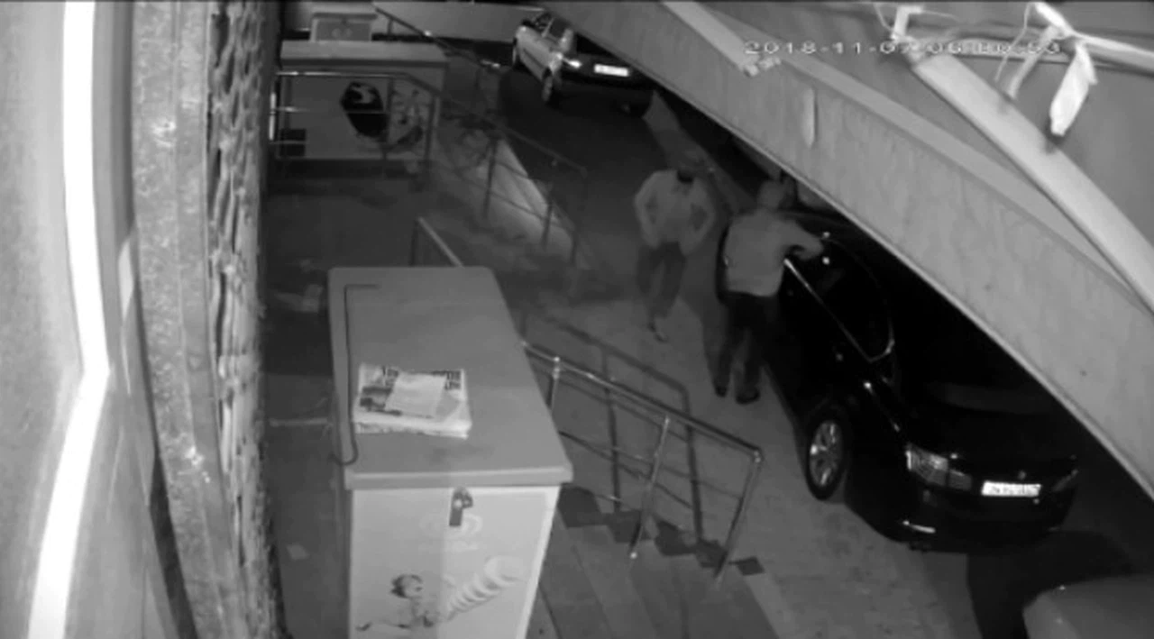 25 bin liralık hırsızlık yaptıktan sonra güvenlik kamerasına öpücük attılar